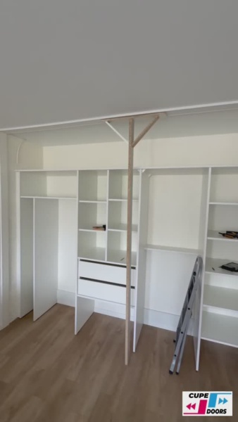 Шкаф-купе «Встроенный 4-дверный шкаф-купе в интерьере с натяжным потолком без закладного бруса»