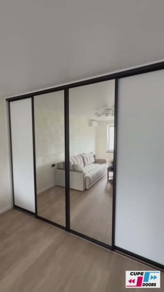 Шкаф-купе «Встроенный 4-дверный шкаф-купе в интерьере с натяжным потолком без закладного бруса»